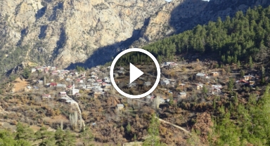 O köyde güneş ancak saat 12.30'da görülebiliyor!