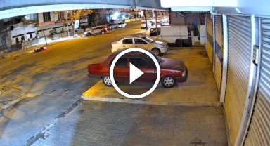 Otomobilin çarptığı motokurye yaralandı: Kaza anı kamerada