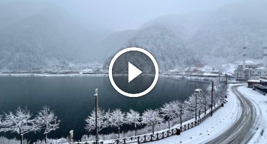 Uzungöl beyaz gelinliğini giydi, kar kalınlığı 15 santimetreye ulaştı