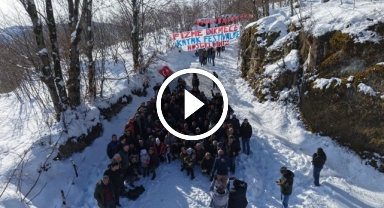 Ordu'da yaklaşık 100 kişinin tek sıra halinde karda kayması renkli görüntüler oluşturdu