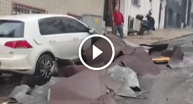 Şiddetli lodos ve yağış etkili oluyor: Çatılar uçtu, araçlar zarar gördü