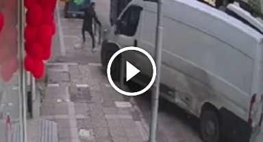 Freni patlayan minibüs, kaldırımdaki yayaya böyle çarptı