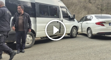 Trabzon'da öğrenci servisi ile otomobilin karıştığı kaza anı kamerada