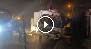 8 ton hamsi taşıyan kamyon takla attı! O anlar kamerada