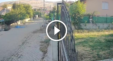 Malatya'da deprem anı kameralara yansıdı