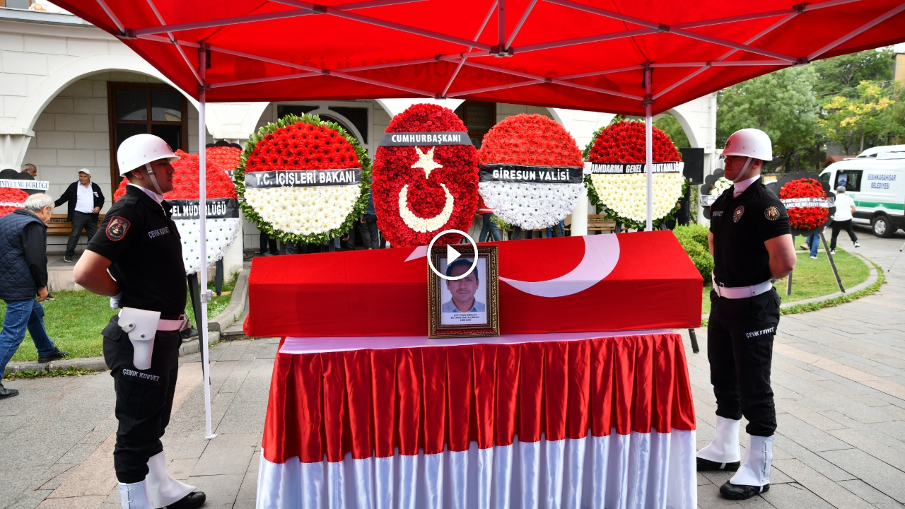 Trafik kazasına müdahale ederken şehit olan polis memuru Sarıyalçınkaya son yolculuğuna uğurlandı