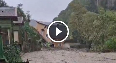 Sel suları dere kenarındaki evi böyle yıktı