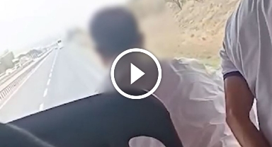 Seyir halindeki yolcu otobüsünde pes dedirten şoför değişimi!